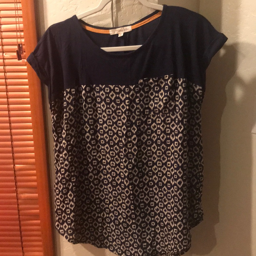 Lovely geometric design top